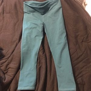 Fabletics 3/4 capri leggings